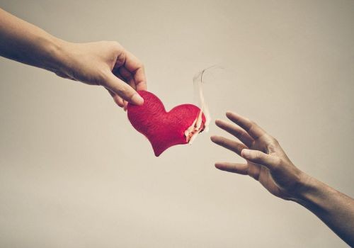 成都侦探事务所：妻子买的车登记在丈夫名下离婚时如何分割